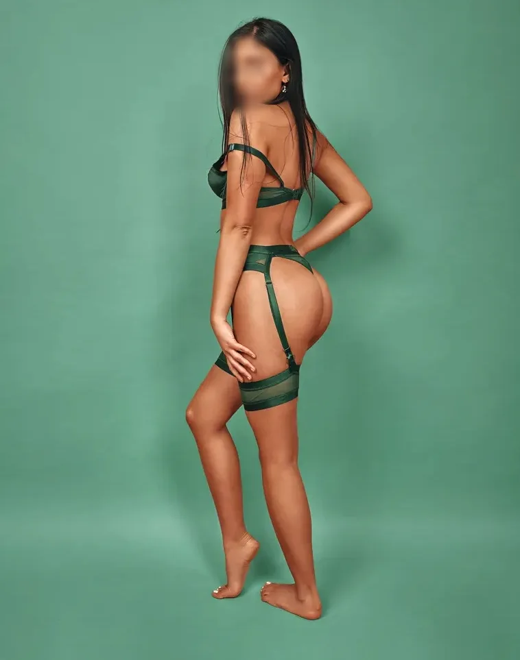Julia, 28